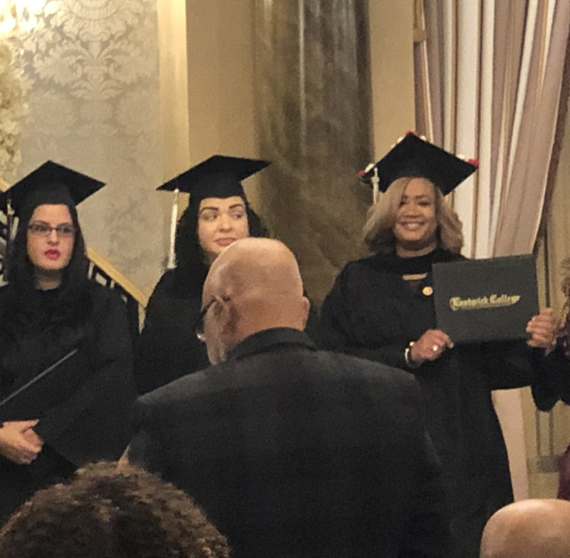 Gracias a sus esfuerzos, pudo estudiar en colegios privados con las becas que gestionaba su familia, a través de la iglesia.