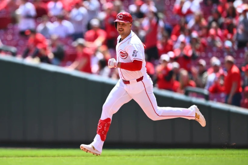 Nathaniel Lowe (31) de los Rojos de Cincinnati avanza a segunda base tras conectar un doble ante los Rockies de Colorado, el jueves 30 de abril de 2026