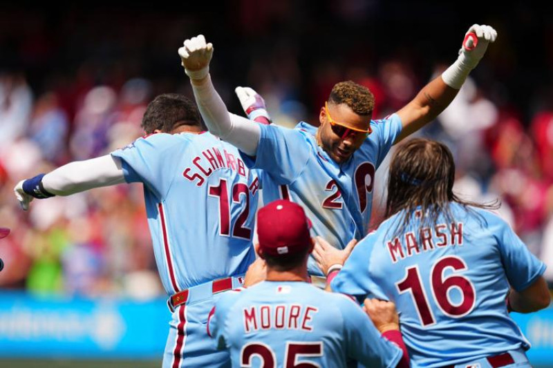 Jugadores de los Filis celebran la victoria del equipo 3-2 ante los Gigantes, siendo la segunda en forma seguida para el nuevo dirigente Don Mattingly.