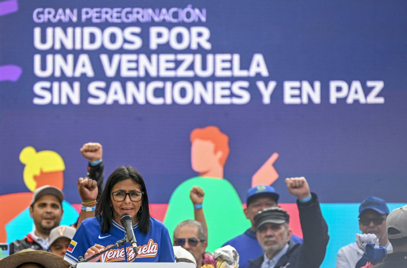 Delcy Rodríguez, durante una marcha, anunció un aumento salarial del 26% en el llamado "ingreso mínimo integral", elevándolo de 190 a 240 dólares mensuales.