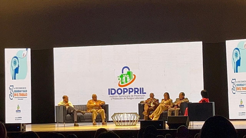 Panelistas durante el Tercer Foro Dominicano de Seguridad y Salud en el Trabajo, organizado por Idoppril.