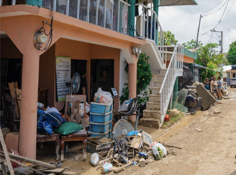 Familias afectadas por las inundaciones esperan ayudas de las autoridades.