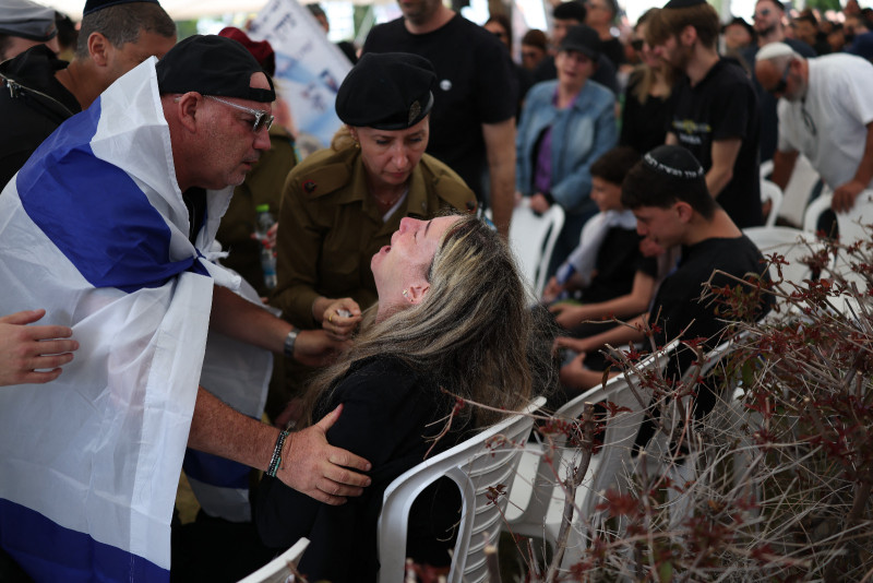 Un familiar y un soldado israelí consuelan a la madre del sargento Idan Fooks, fallecido en combate en el sur del Líbano, durante su funeral en Petah Tikva el 27 de abril de 2026.