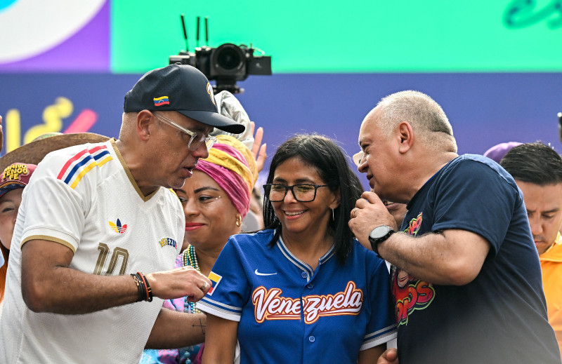 La presidenta interina de Venezuela, Delcy Rodríguez (C), escucha al ministro del Interior, Diosdado Cabello (D), y al presidente de la Asamblea Nacional, Jorge Rodríguez, durante una marcha en Caracas el 30 de abril de 2026.