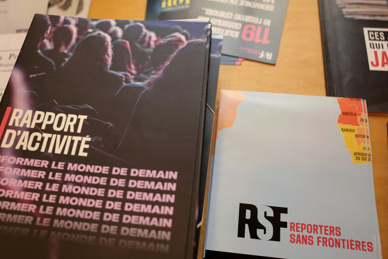 Esta fotografía muestra informes publicados por la ONG francesa Reporteros Sin Fronteras (RSF) en su sede de París el 30 de abril de 2026.