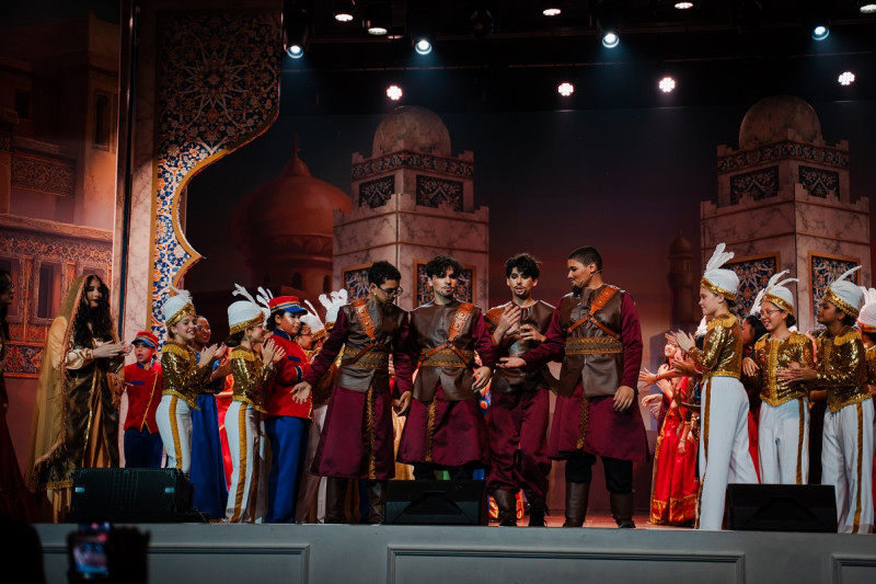 Saint George School presentó el musical de Disney Aladdin Jr., una producción que
reunió en escena a 185 estudiantes, demostrando talento, disciplina y pasión por las
artes escénicas.