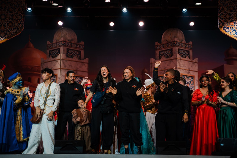 Este programa integra, a lo largo del año escolar, diversas disciplinas artísticas como danza, canto, música y teatro dentro de una formación integral que permite a los estudiantes desarrollar su talento y proyectarlo en producciones de gran impacto.
