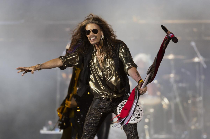 Steven Tyler se presentó por última vez con Aerosmith el 9 de septiembre en Belmont Park, Nueva York, donde sufrió una lesión en las cuerdas vocales.