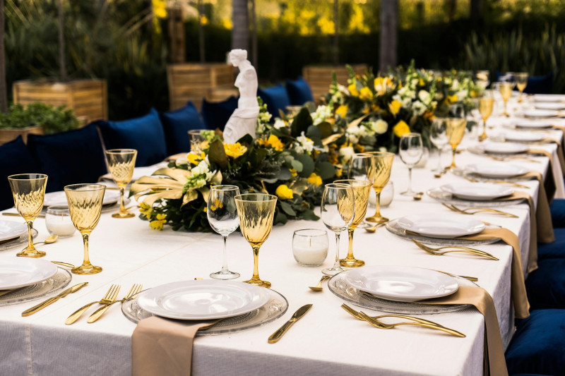 Recordemos ser puntuales a la hora de llegar a las invitaciones a comidas o cenas, pero también, saber retirarnos a tiempo.