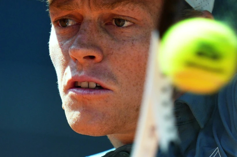 Jannik Sinner devuelve ante Arthur Fils en las semifinales del Abierto de Madrid, el viernes 1 de mayo de 2026.