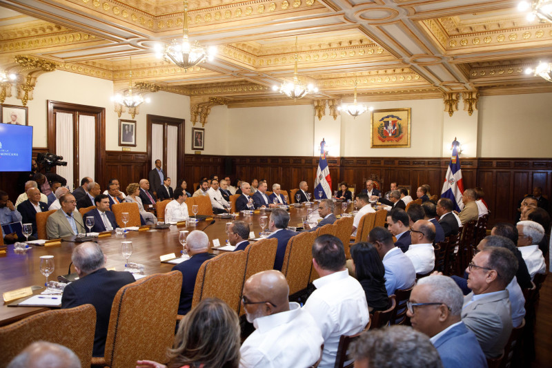 El presidente Luis Abinader junto a su gabinete en la sesión de trabajo del pasado Consejo de Gobierno, coordinando acciones estratégicas en medio de la crisis generada por el  alza global de los combustibles