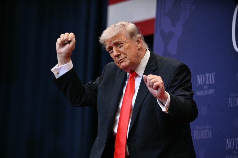 El presidente de Estados Unidos, Donald Trump, hace su pequeño baile tras pronunciar un discurso sobre impuestos y la Seguridad Social en The Villages, Florida, el 1 de mayo de 2026