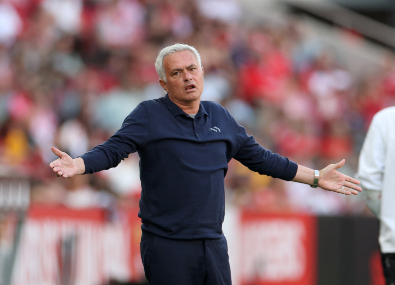 El entrenador del Benfica, José Mourinho, gesticula desde la banda durante el partido de la Liga portuguesa contra el Moreirense FC, disputado en el Estadio de la Luz de Lisboa el 25 de abril de 2026