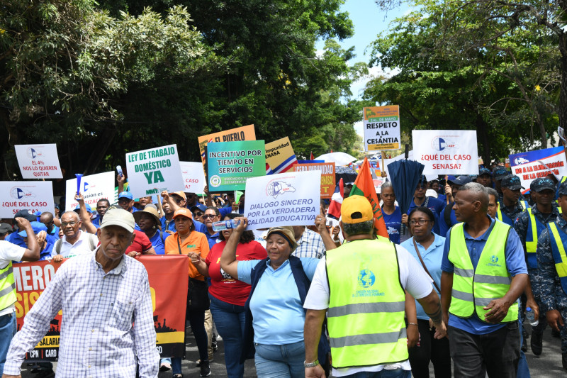 Cientos de miembros de sindicatos y gremios marcharon ayer hacia el Palacio Nacional con motivo al Día de los Trabajadores y en contra del alto costo de la vida.