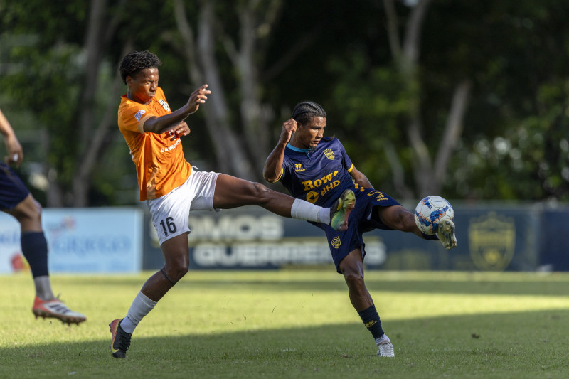 Un momento de acción de un anterior encuentro entre los oncenos Pantoja y Cibao, los grandes rivales de la Liga Dominican de Fútbol.