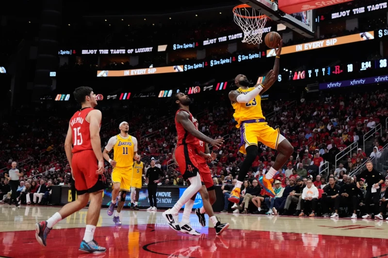 LeBron James anota una bandeja durante la primera mitad contra Houston.