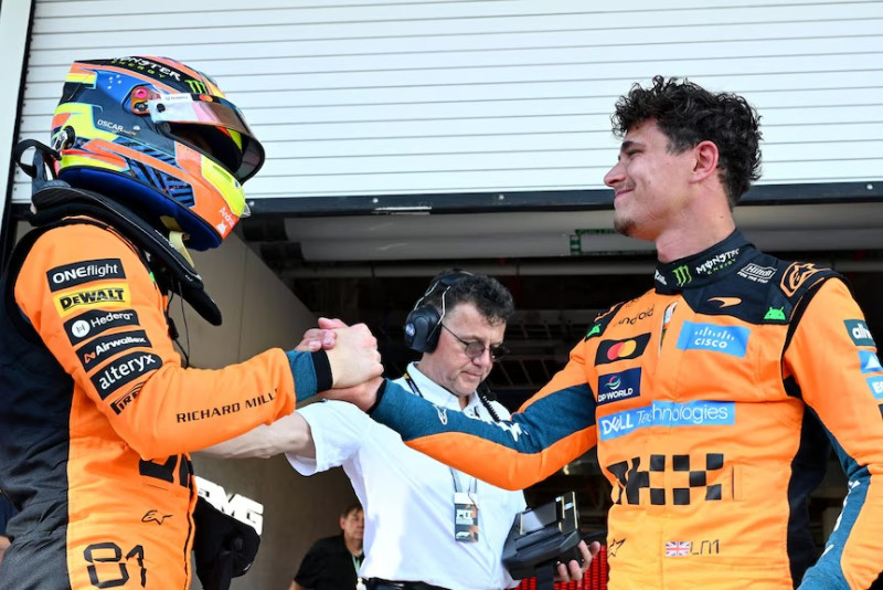 Lando Norris y Oscar Piastri se saludan luego de dominar la pole para el Gran Abierto de Miami}, evento a efectuarse este domingo.
