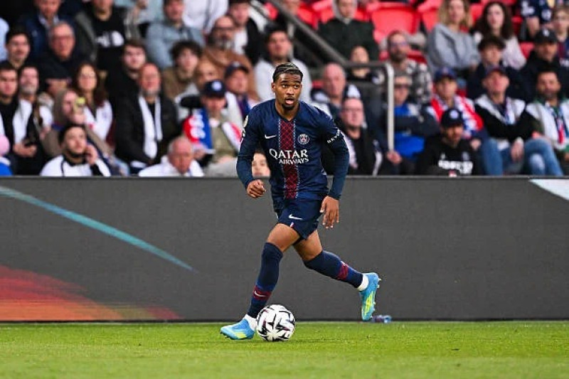 Ibrahim Mbaye se apresta a marcar un gol para el PSG, que empató su partdo.