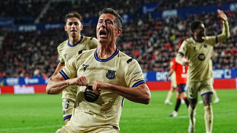 Robert Lewandowski festeja junto a varios compañeros tras marcar un gol para el Barcelona.