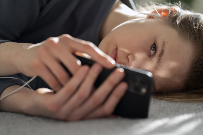 Mirar contenidos negativos de manera obsesiva en el teléfono móvil va minando nuestro ánimo y promueve la tristeza. Foto: Freepik.