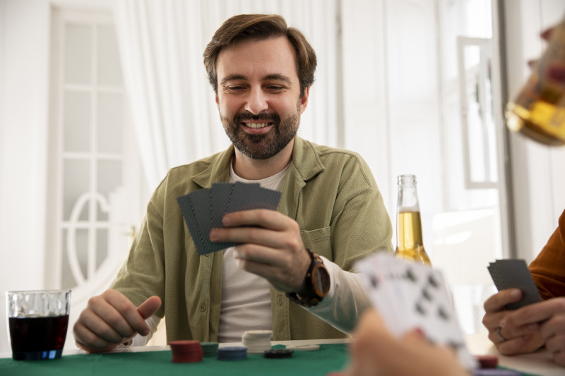 La adicción al juego, a menudo combinada con beber alcohol en exceso, es otra forma de boicotearse a uno mismo. Foto: Freepik.