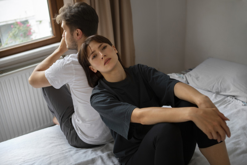 Seguir en una relación tóxica que no nos satisface es una de las maneras más erosivas de autosabotaje psicológico y emocional. Foto: Freepik.