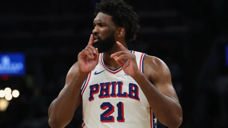Joel Embiid regresó de una pequeña cirug{ia para conducir a los Sixers al éxito.