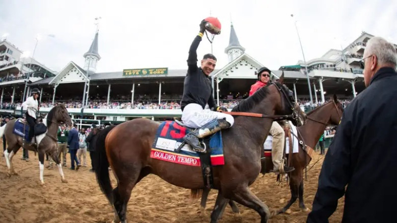 José Ortiz el jinete de Golden Tempo saluda a la multitud luego de llegar al paqddock de ganadores.