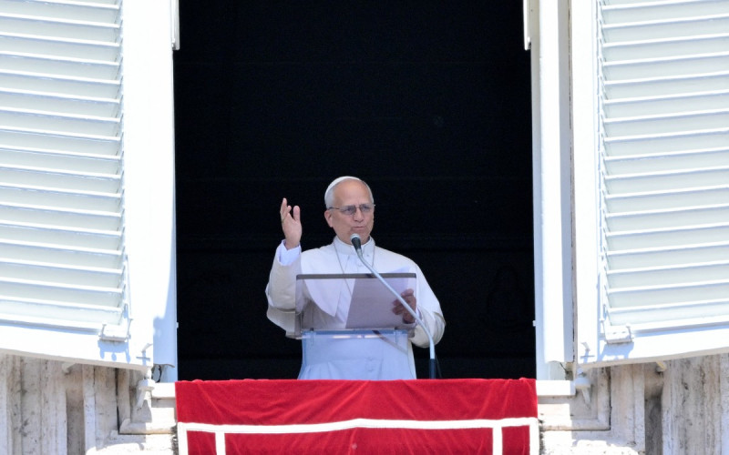 El papa León XIV se dirige a la multitud desde una ventana del Palacio Apostólico con vistas a la plaza de San Pedro durante la oración del Regina Coeli en el Vaticano.