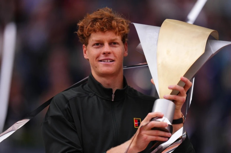 El italiano Jannik Sinner sostiene el trofeo tras ganar el Abierto de Madrid al vencer en la final al alemán Alexander Zverev el domingo 3 de mayo del 2026.