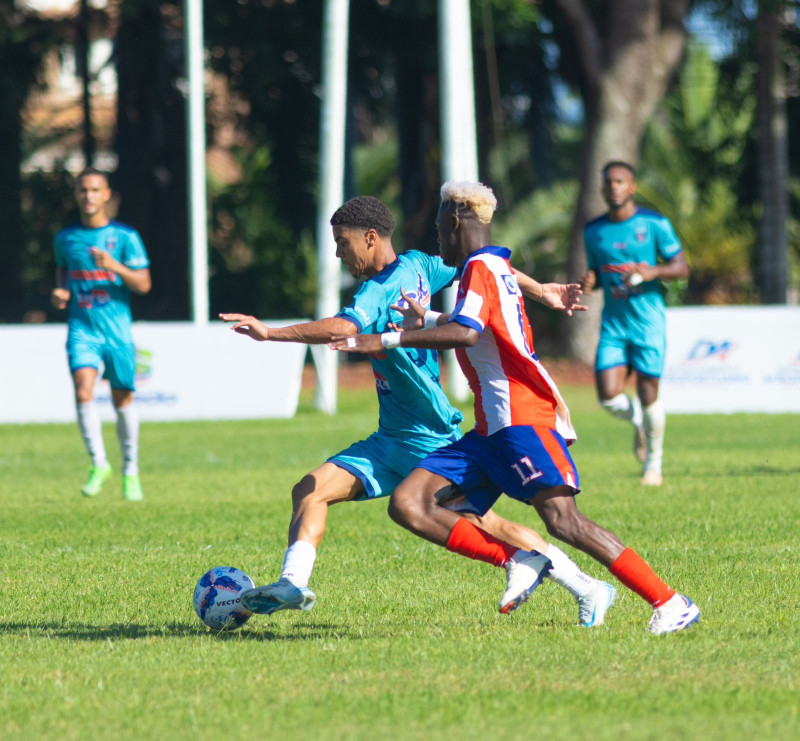Acción del partido semifinal entre Salcedo FC y Delfines del Este