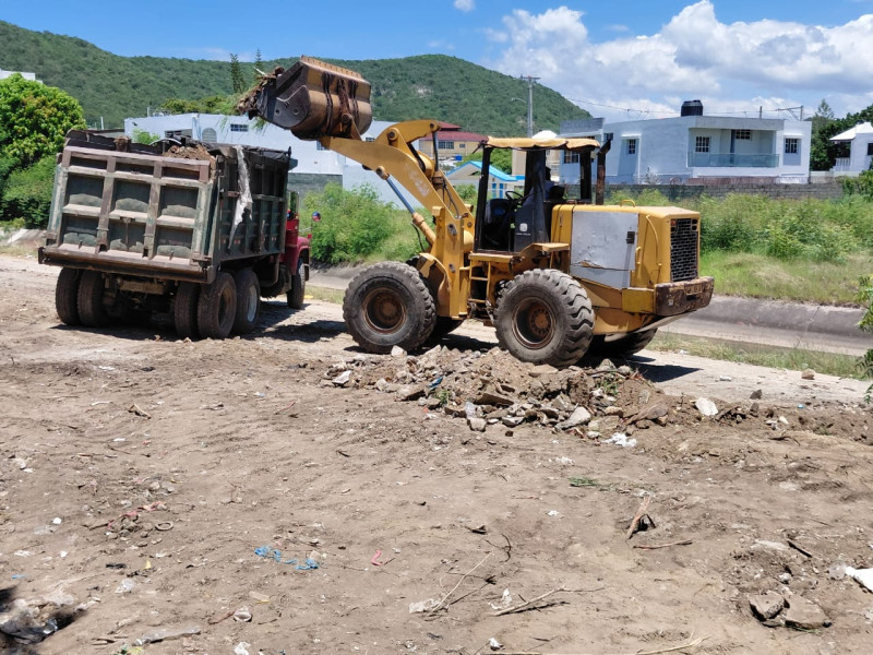 La Alcaldía de Baní puso en marcha un operativo de limpieza en un tramo crítico de la berma del canal Marcos A. Cabral, afectado por el depósito ilegal de basura en su berma.