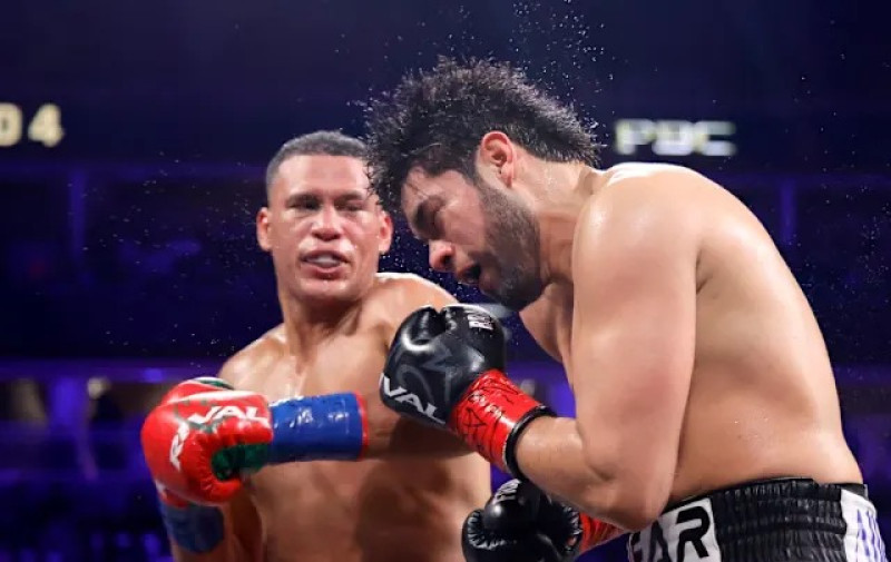 David Benavidez golpea al zurdo Ramirez en el rostro durante el combate que efectuaron este sábado.