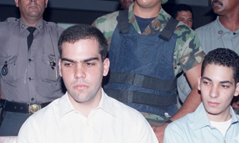 Redondo Llenas, de 19 años, y Juan Manuel Moliné Rodríguez, de 18, cuando fueron acusados del crimen contra el niño José Rafael Llenas Aybar.