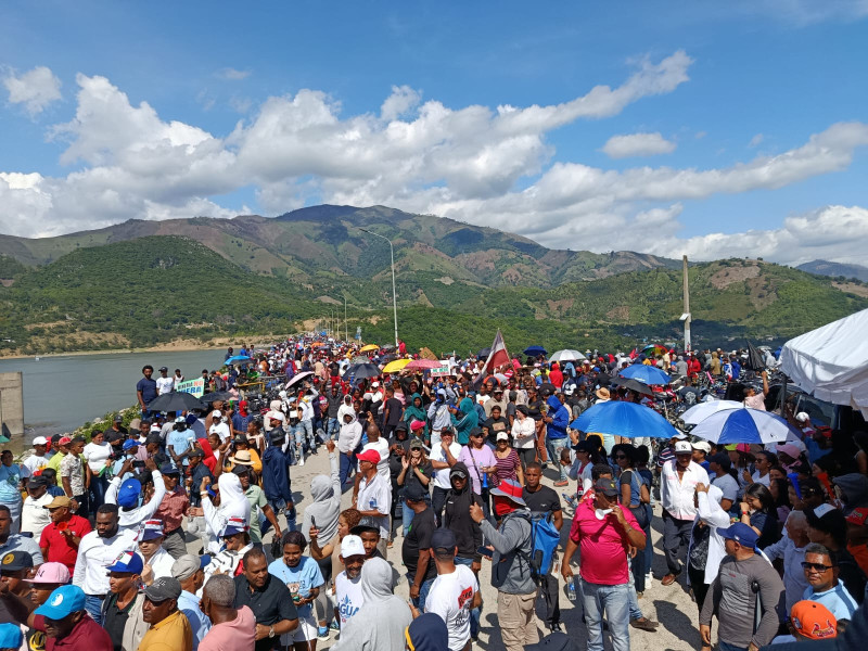 Los manifestantes llevaron carteles y pancartas con múltiples mensajes en contra del proyecto minero Romero en la Cordilla Central, cerca de la provincia sureña de San Juan.