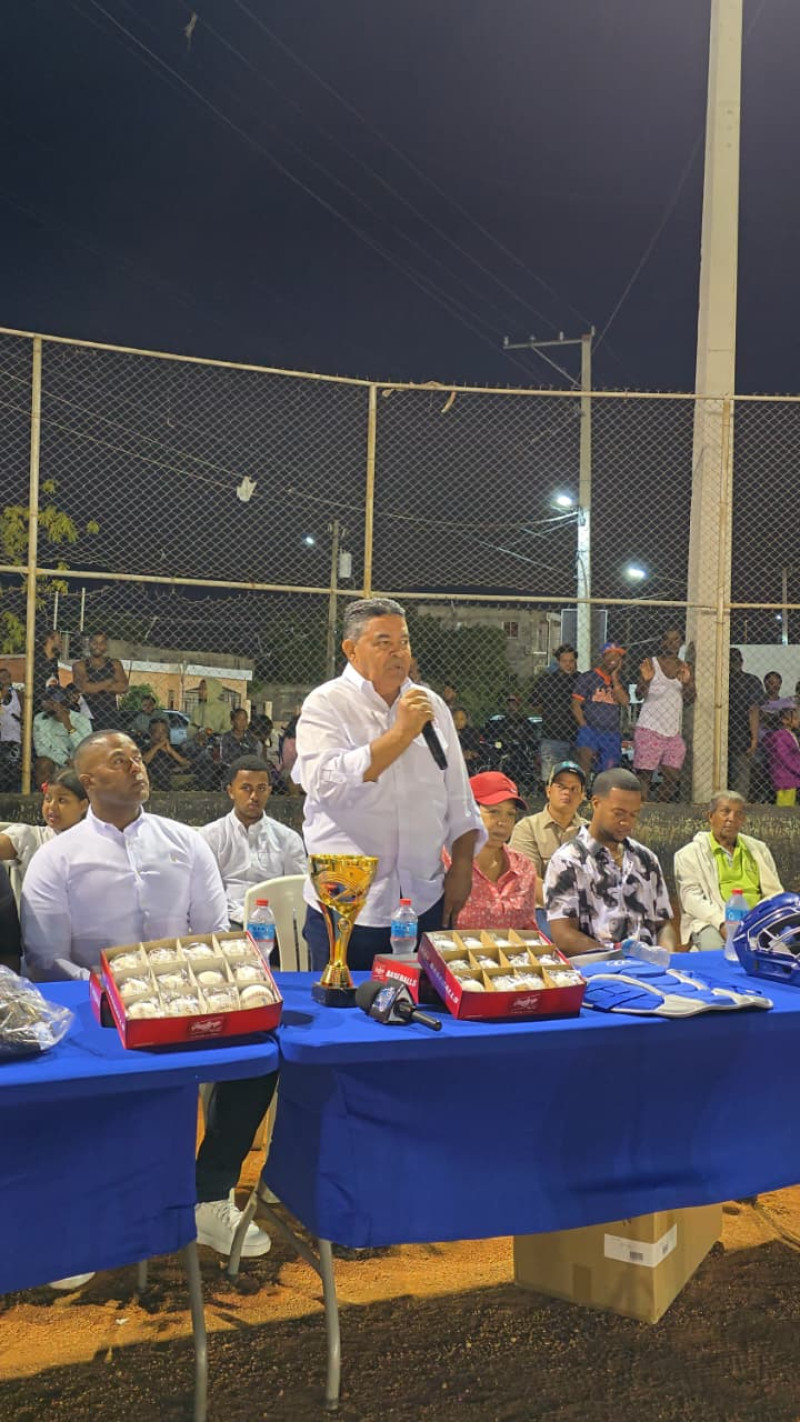 Diógenes  De la Cruz resalta trabajo se realiza a favor de la juventud en el estadio Los Tanquecitos
