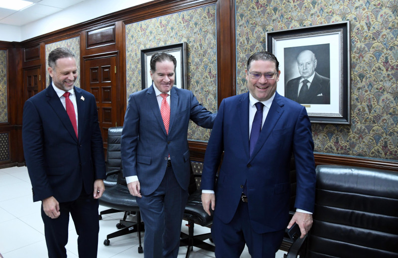 El viceministro Daniel Peña, el empresario Manuel Corripio y el ministro Eduardo Sanz Lovatón.