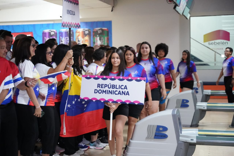 Parte de la delegación dominicana en la apertura del evento centroamericanos de boliche, en el cual participan bolicheros de unas 12 naciones.