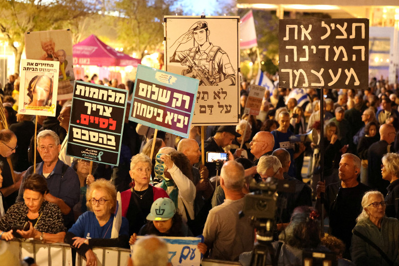 Activistas de izquierda israelíes se manifiestan en la plaza HaBima contra la guerra con Irán y contra el gobierno israelí en Tel Aviv el 2 de mayo de 2026.