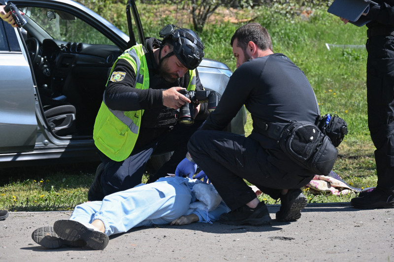 Agentes de la policía ucraniana inspeccionan el cuerpo de una víctima mortal de un ataque con misiles rusos en la ciudad de Merefa, región de Járkov, el 4 de mayo de 2026.
