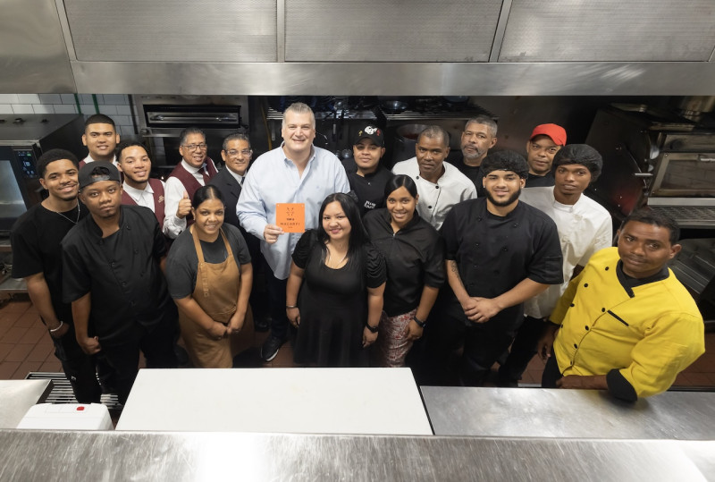 Aldo Bonarelli junto al equipo del Restaurante Santino