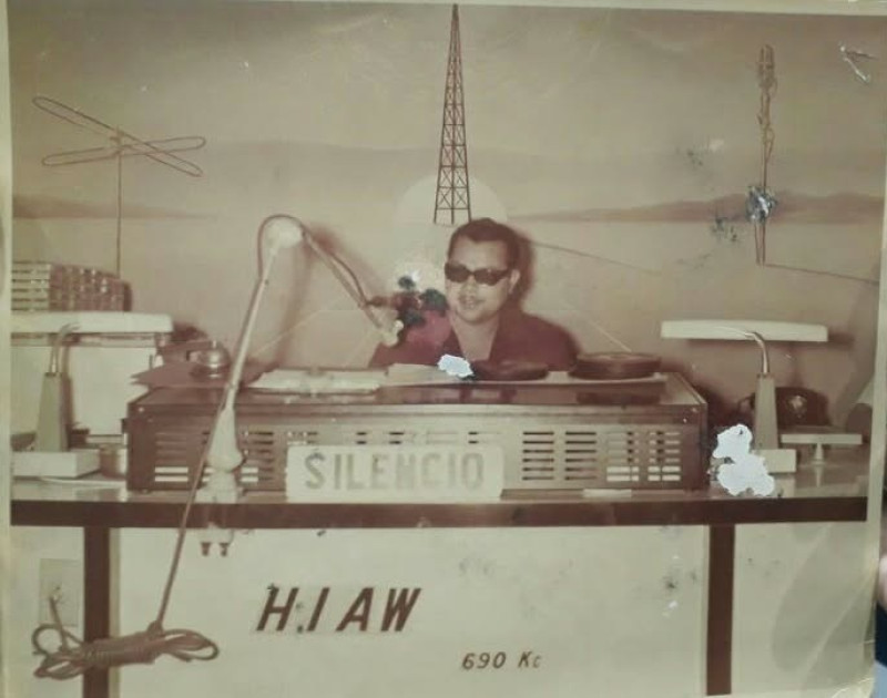 Radhamés Aracena, propietario y fundador de la emisora HIAW Radio Guarachita, en los años 60.