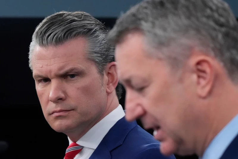 El secretario de Defensa de Estados unidos, Pete Hegseth, y el presidente del Estado mayor Conjunto, el general Can Chaine, hablan ante los medios en una conferencia de prensa en el Pentágono, el martes 5 de mayo de 2026.