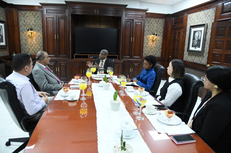 El director del INAP, Gregorio de Jesús Montero, responde preguntas durante su particpación en el Desayuno de Listín.