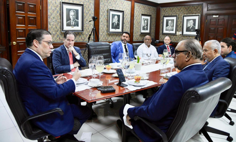 El ministro de Industria, Comercio y Mipymes, Eduardo Sanz Lovatón, participó en el Desayuno de Listín Diario.