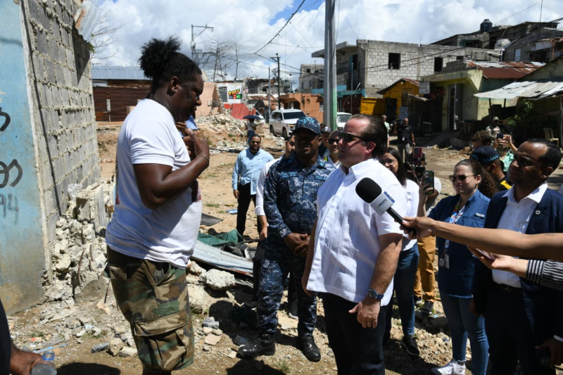 José Ignacio Paliza conversa con comunitarios durante recorrido por la zona donde se trabaja en el rescate de la margen oriental del río Ozama.
