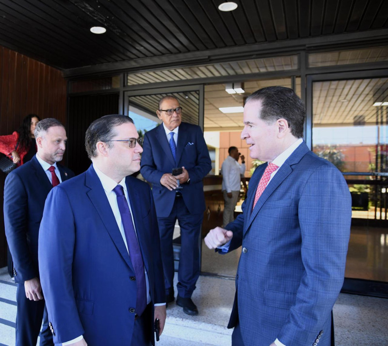 El ministro Eduardo Sanz Lovatón conversa con el presidente de la Editora Listín Diario, Manuel Corripio, luego de concluir el Desayuno.