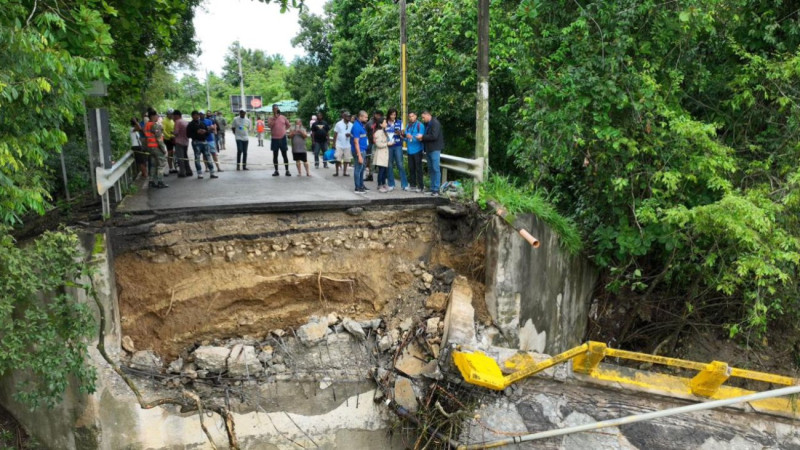 El puente colapsado tras la crecida del río Camú en la provincia Puerto Plata, afectando el tránsito.