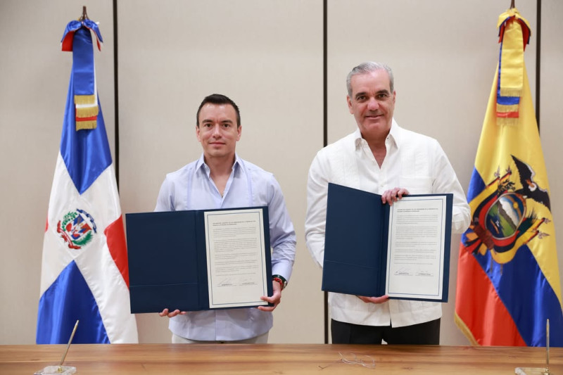 Daniel Noboa, presidente de Ecuador y Luis Abinader, presidente de República Dominicana, durante la reunión que sostuvieron este miércoles.