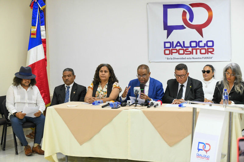 El denominado “Diálogo Opositor”, compuesto por unos ocho partidos, incluyendo a la Fuerza del Pueblo (FP), Partido de la Liberación Dominicana (PLD), Partido Revolucionario Dominicano (PRD), Opción Democrática (OD).